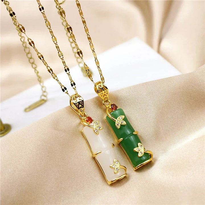 Collier à amulette en jade