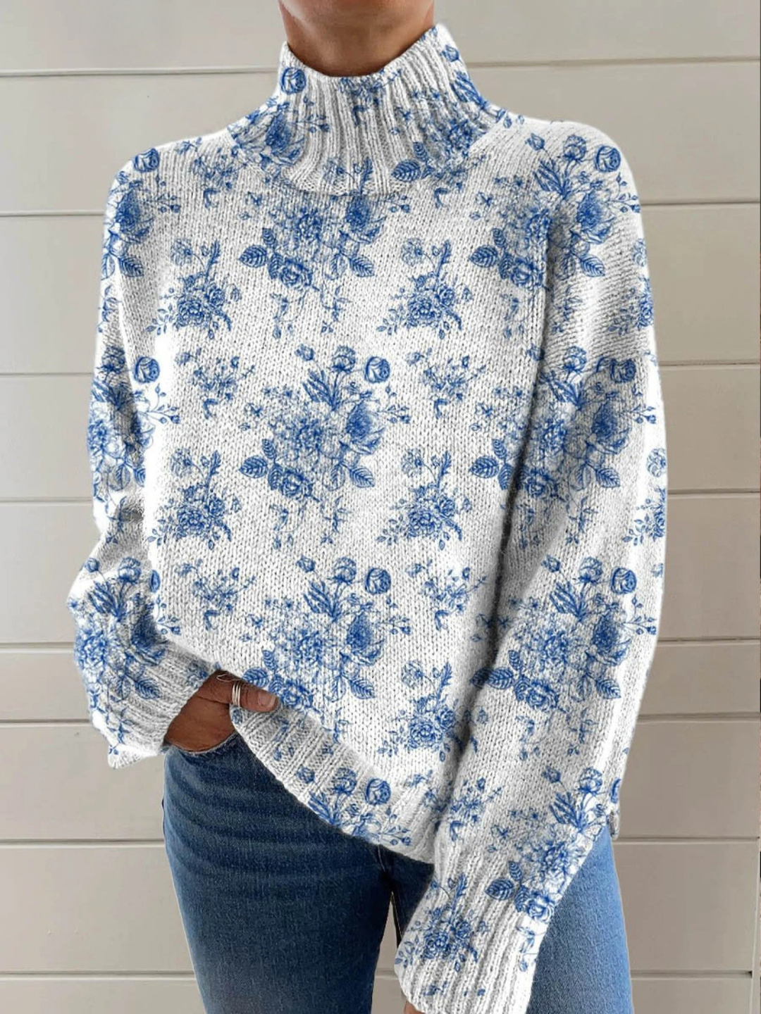 Ruby - Pull à col roulé blanc à motif floral bleu