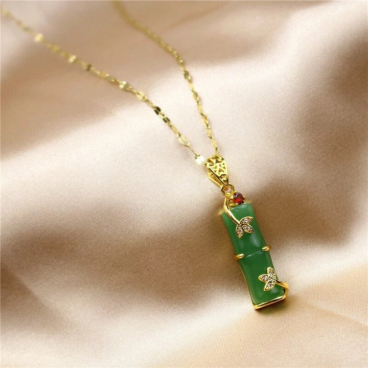 Collier à amulette en jade