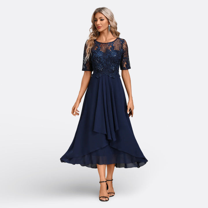 Mariana | Robe en dentelle bleu marine à manches courtes