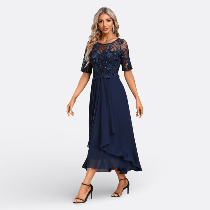 Mariana | Robe en dentelle bleu marine à manches courtes