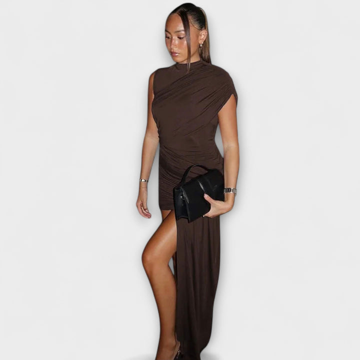 Lila | Robe chic cintrée à col rond et plissé