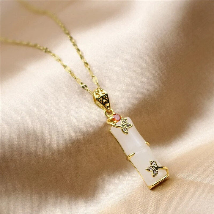 Collier à amulette en jade