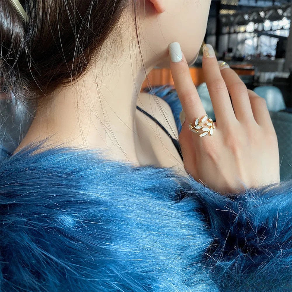 Bague réglable dorée avec feuille en opale blanche