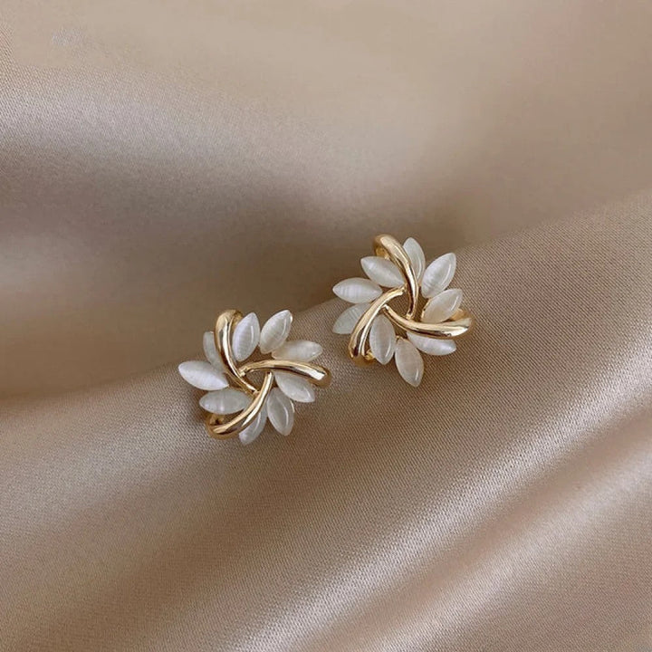 Élégantes boucles d'oreilles dorées aux exquis motifs de fleurs d'opale