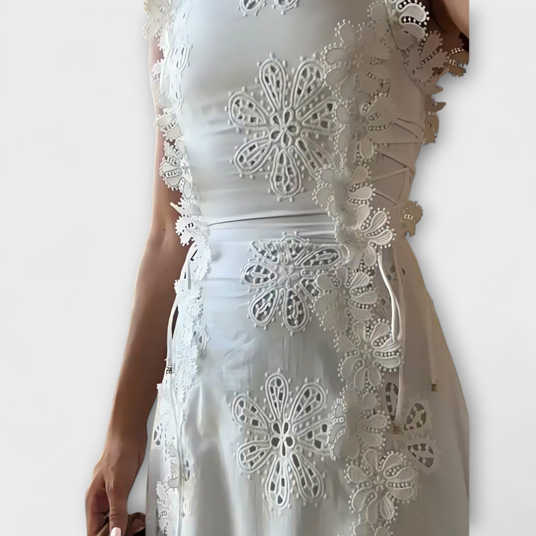 Éliora – Robe maxi à motif de fleurs en dentelle et liens à nouer