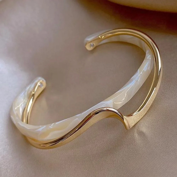 Bracelet élégant doré avec opale blanche