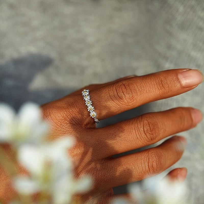 Bague réglable en argent et émail peint à la main avec marguerite