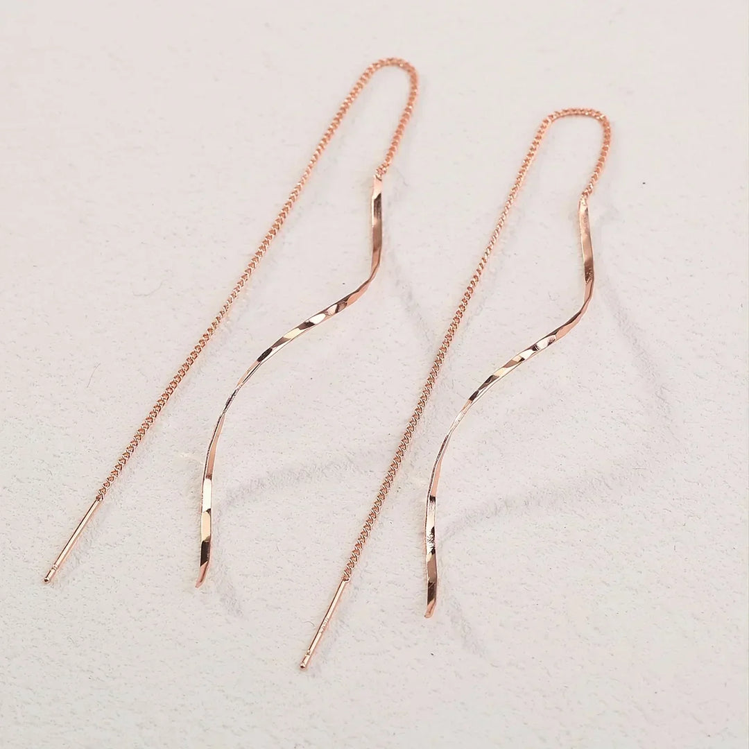 Longues boucles d'oreilles au design ondulé