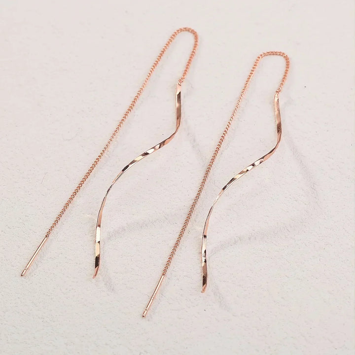 Longues boucles d'oreilles au design ondulé