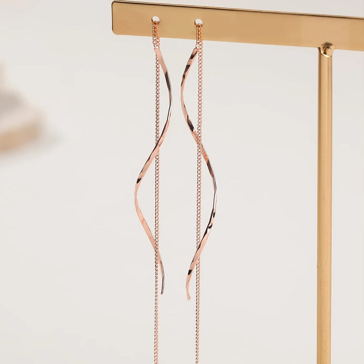Longues boucles d'oreilles au design ondulé