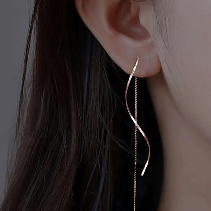 Longues boucles d'oreilles au design ondulé