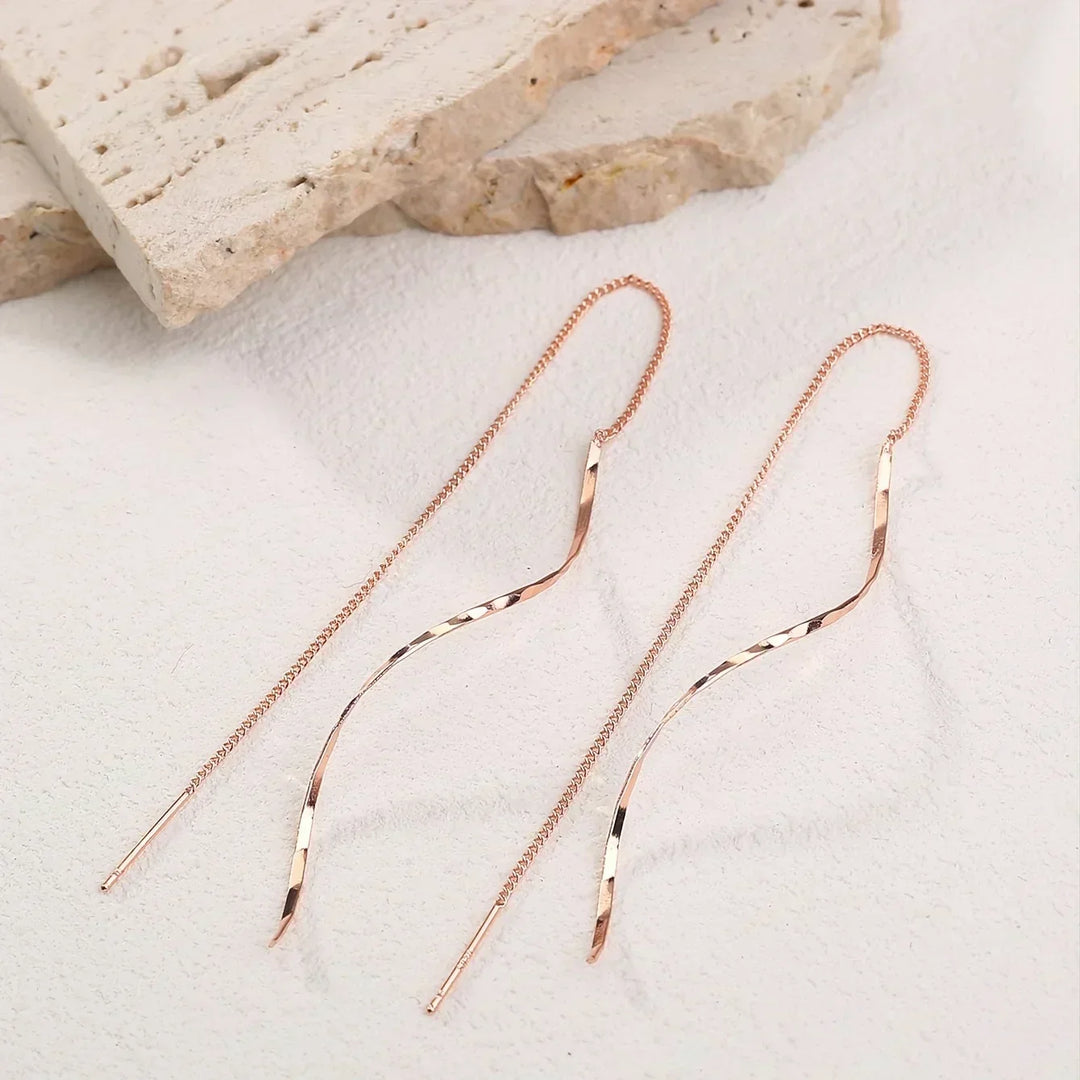 Longues boucles d'oreilles au design ondulé