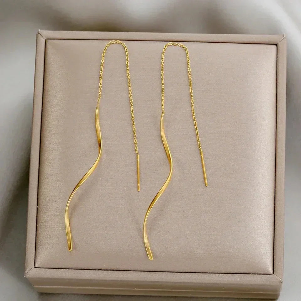 Longues boucles d'oreilles au design ondulé