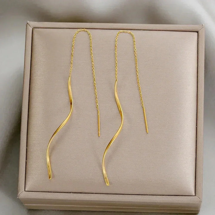 Longues boucles d'oreilles au design ondulé