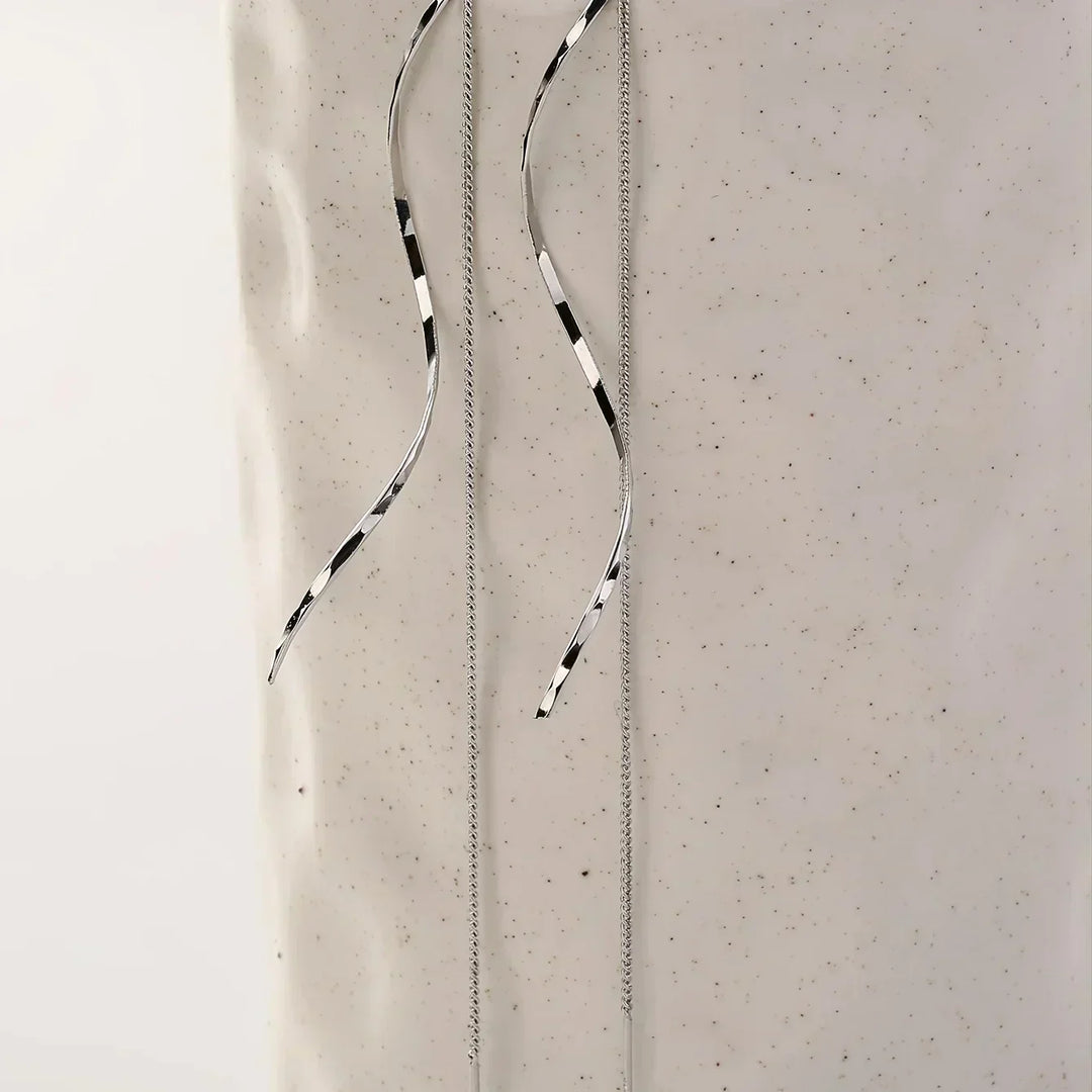 Longues boucles d'oreilles au design ondulé