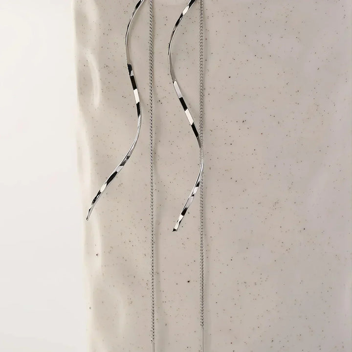 Longues boucles d'oreilles au design ondulé