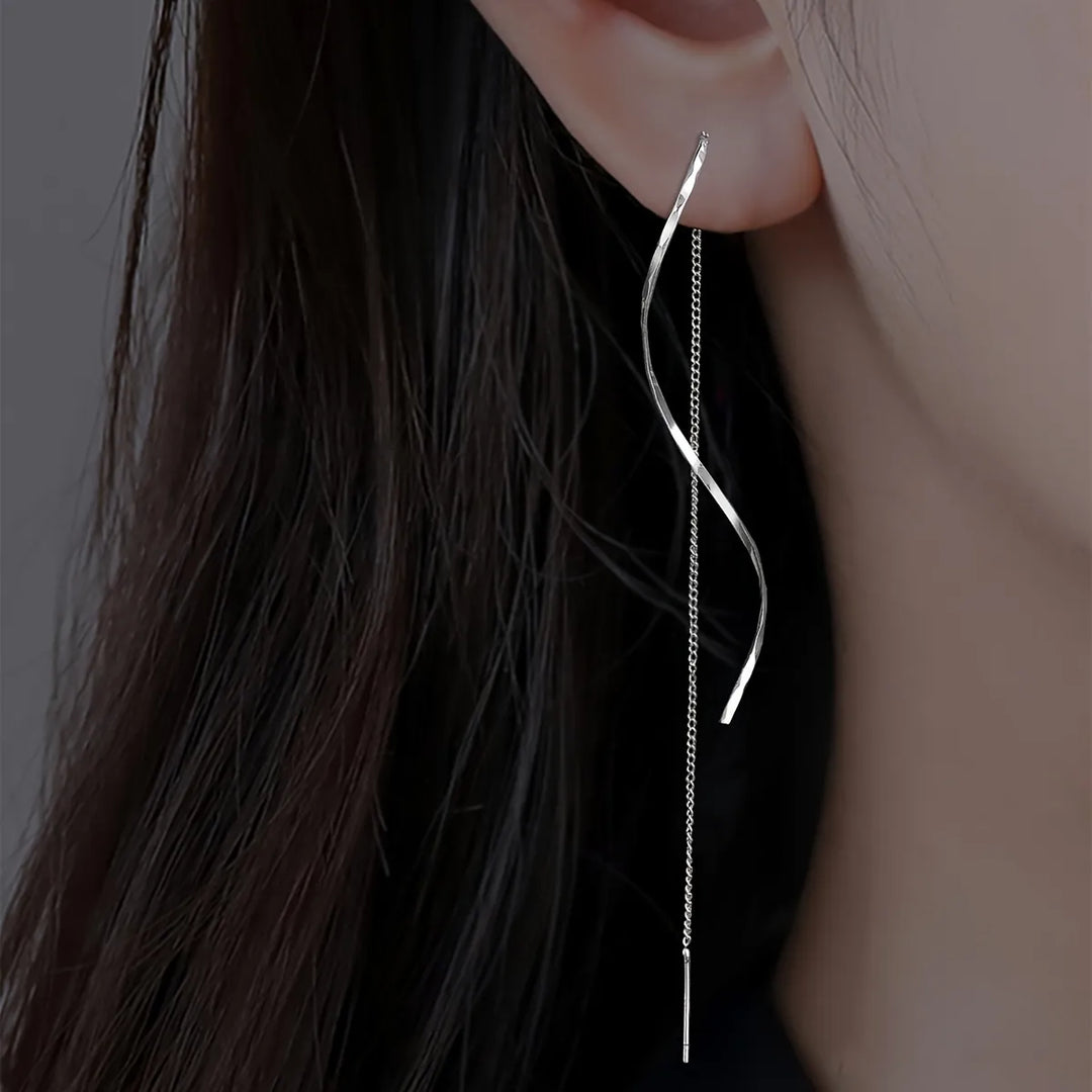 Longues boucles d'oreilles au design ondulé