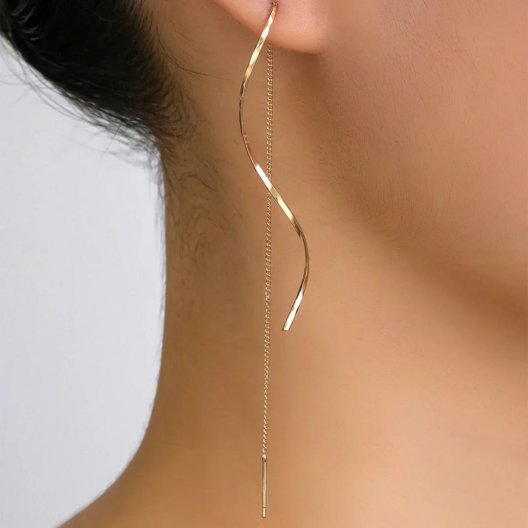 Longues boucles d'oreilles au design ondulé