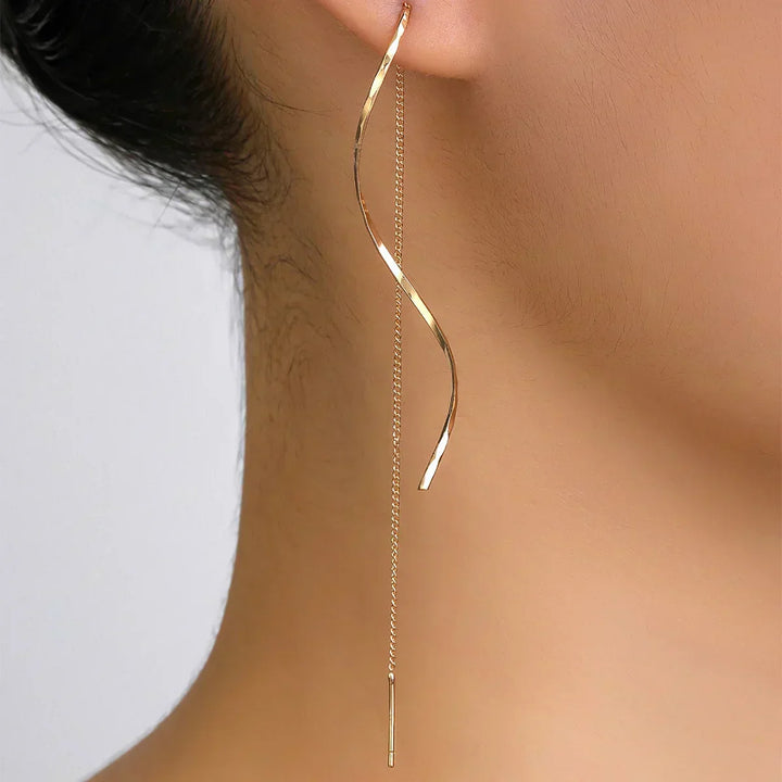 Longues boucles d'oreilles au design ondulé