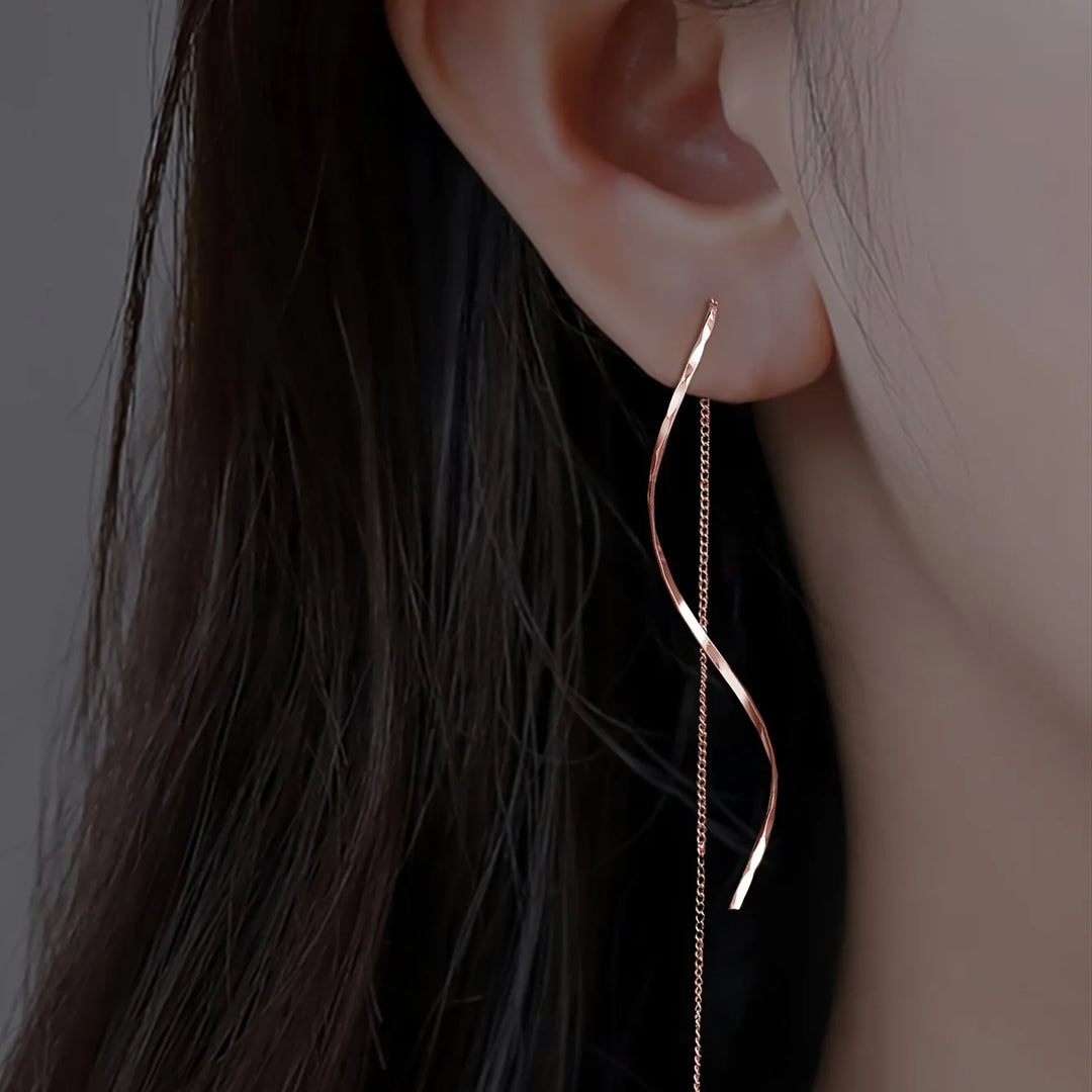 Longues boucles d'oreilles au design ondulé