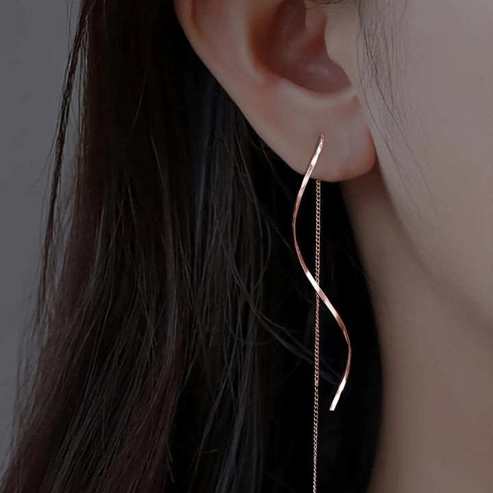 Longues boucles d'oreilles au design ondulé