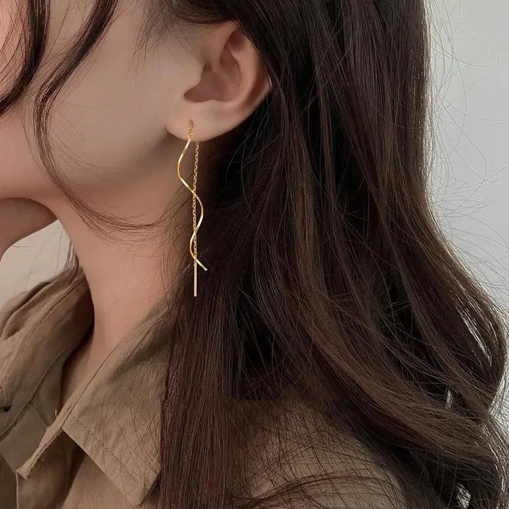 Longues boucles d'oreilles au design ondulé