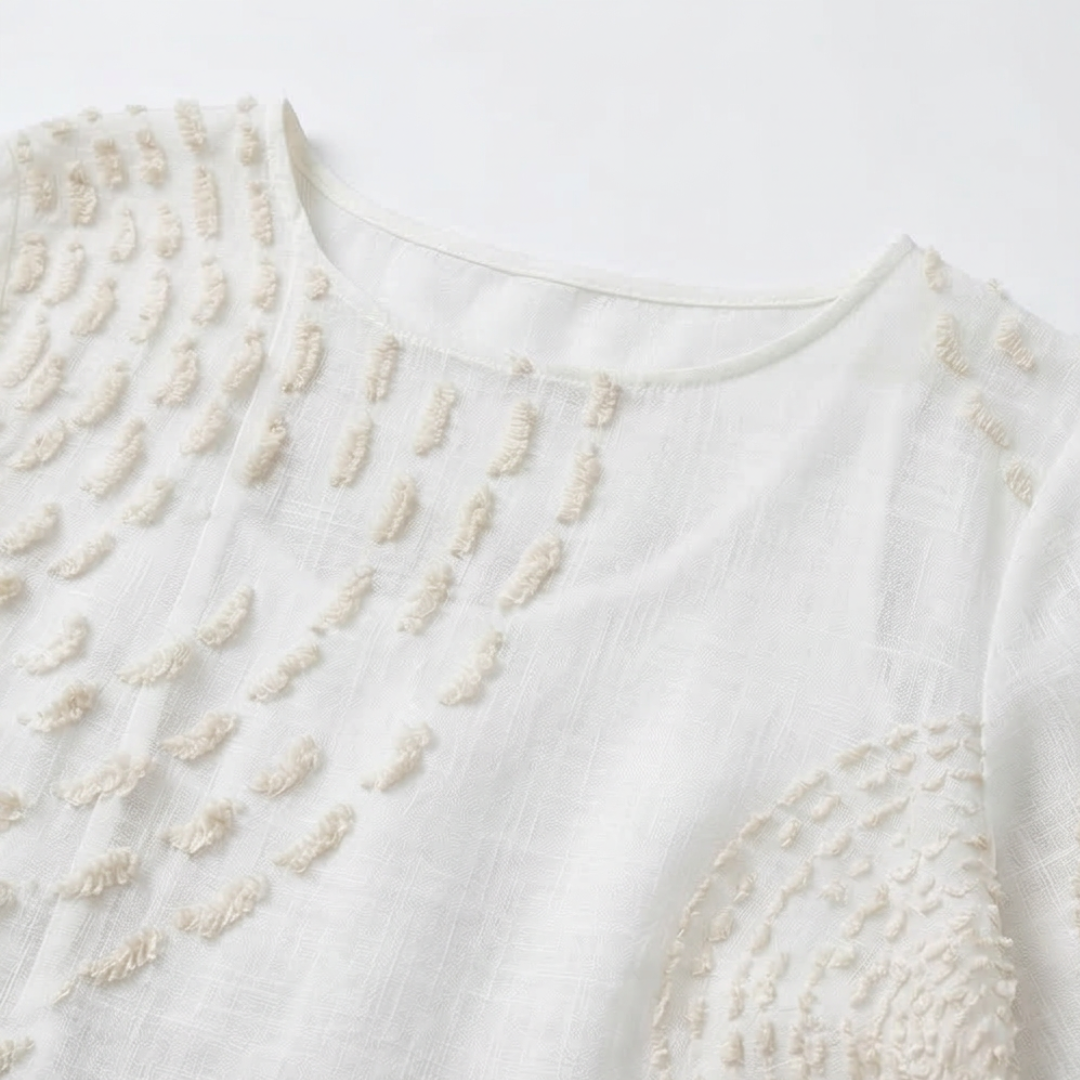 Robe blanche brodée aux jolis détails