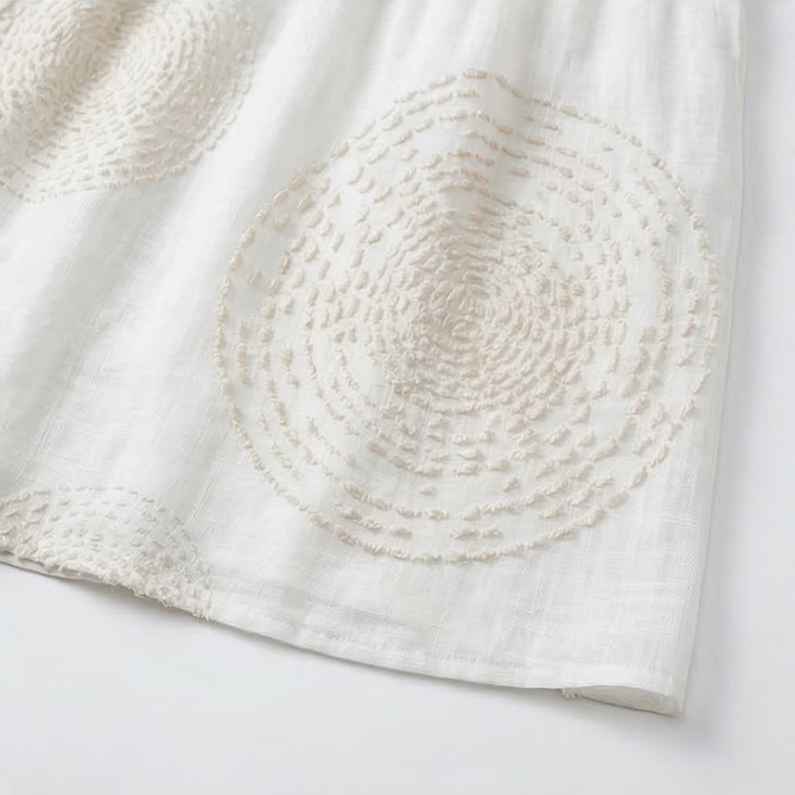 Robe blanche brodée aux jolis détails