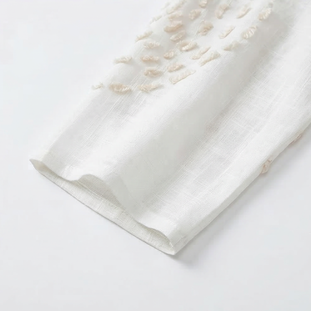 Robe blanche brodée aux jolis détails