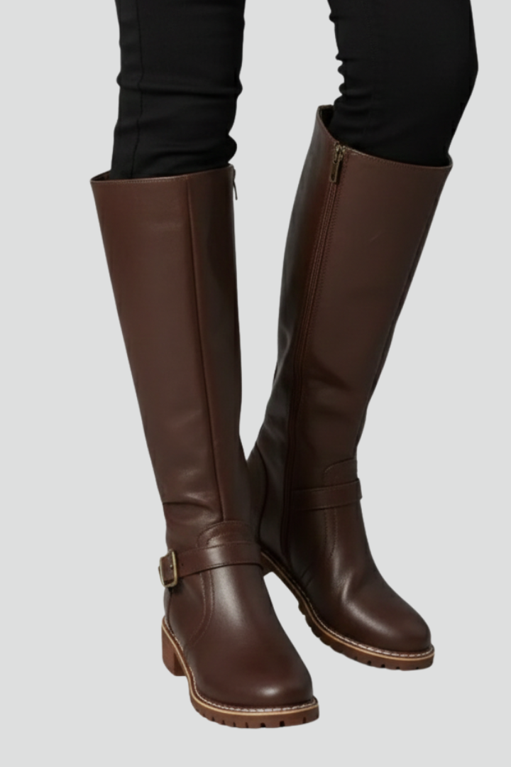 Katrin | Bottes hautes à extérieur sobre et détail de boucle