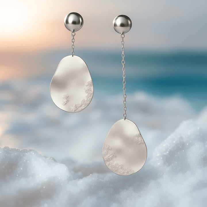 Boucles d'oreilles dorées en forme de goutte avec cristaux