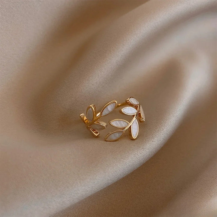 Bague réglable dorée avec feuille en opale blanche