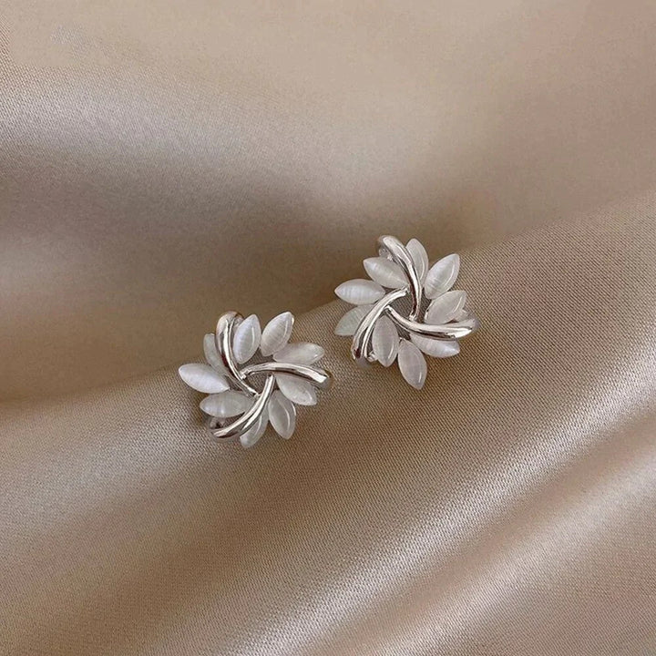 Élégantes boucles d'oreilles dorées aux exquis motifs de fleurs d'opale