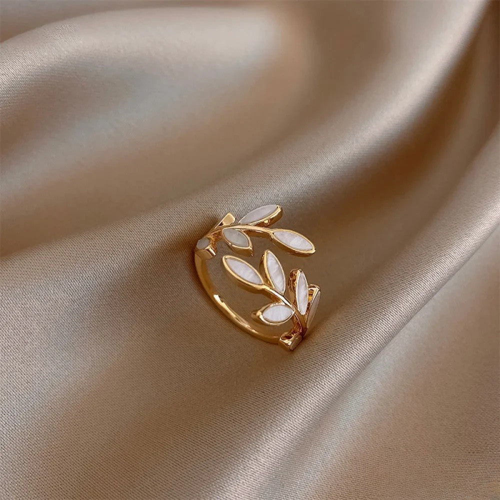 Bague réglable dorée avec feuille en opale blanche