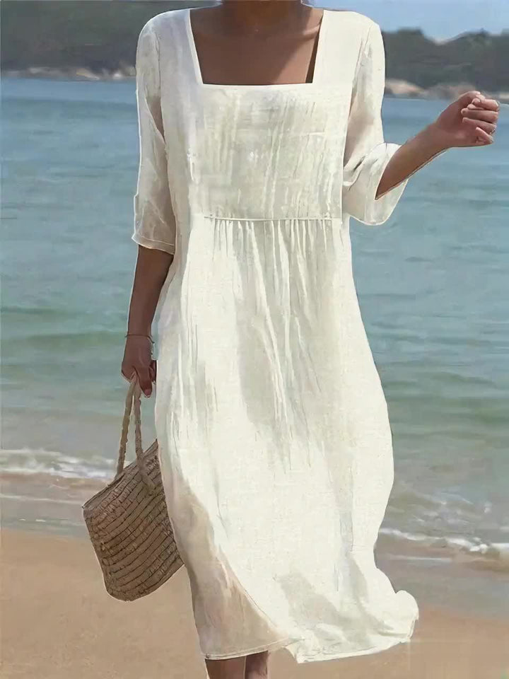 Robe blanche brodée à la coupe légère