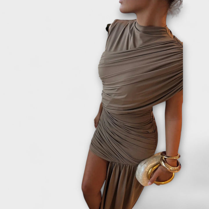 Lila | Robe chic cintrée à col rond et plissé