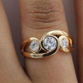 Bague spirale en or vintage avec zircons incrustés