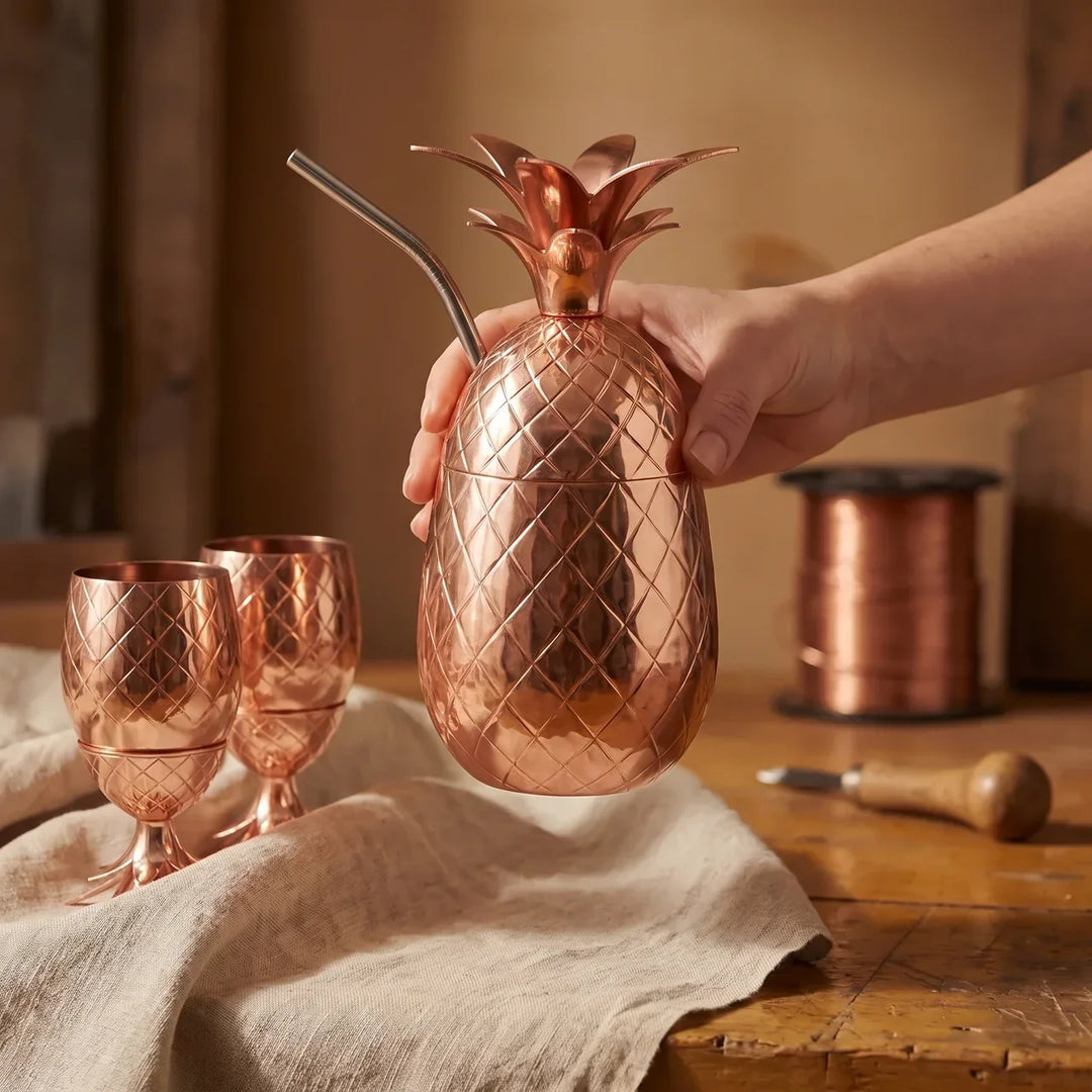 ENSEMBLE DE GOBELETS EN CUIVRE À MOTIF ANANAS